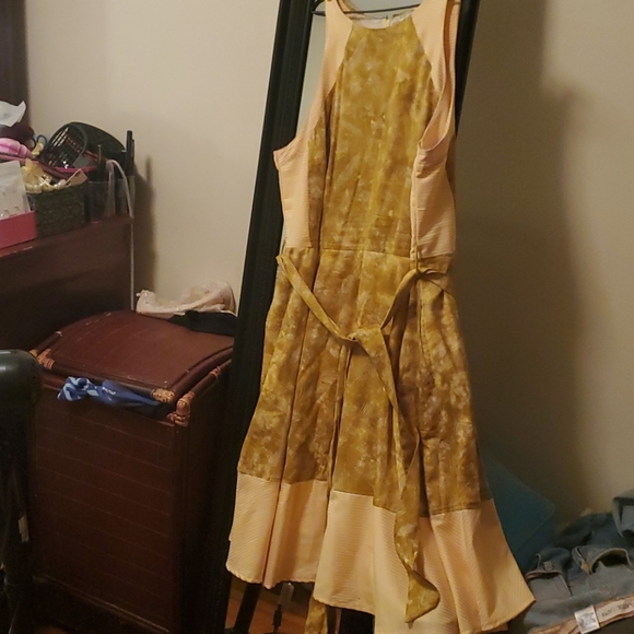 Yellow dress - Picture 4 of 5